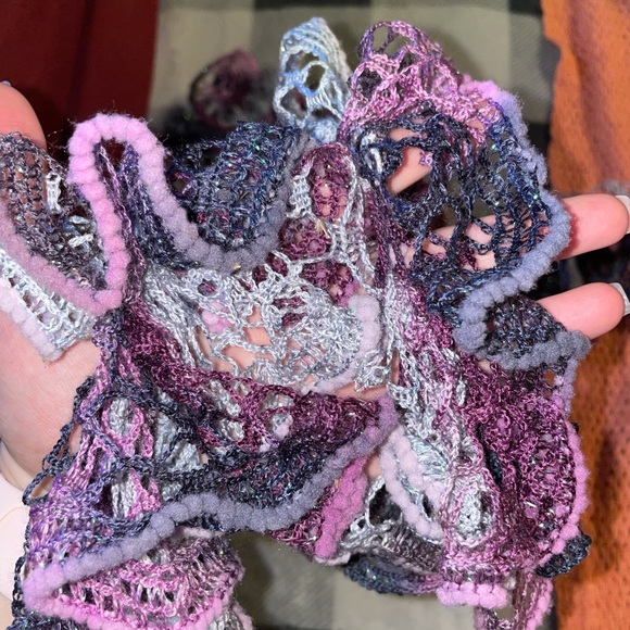 Hand knitted scarf - Picture 2 of 2